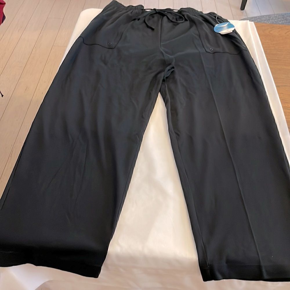 ECCOTOO BLACK CONFIABLE DRAWSTRING PANTS.  NICE FRONT POCKETS.  NEW WITH TAGS.